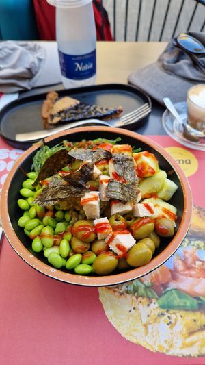 Poke bowl to compose at Cuma in Palermo