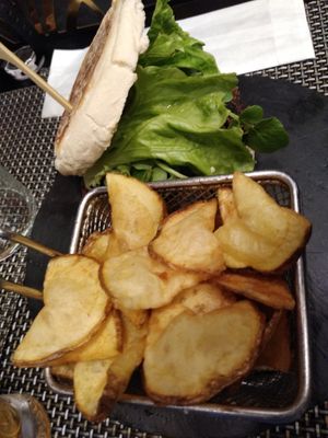 Menu com hambúrguer de feijão preto at Hamburgueria da Praia in Costa Da Caparica