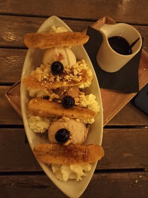 Banana split at Nic's on Beverly in Los Angeles