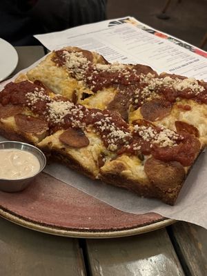 Pepperoni pizzaa #Veganuary at Nic's on Beverly in Los Angeles