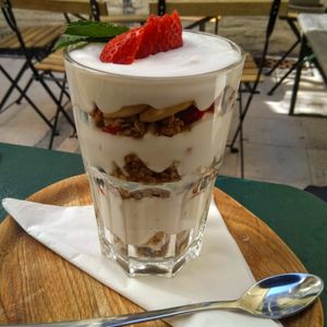 Granola with fruit & coconut yogurt at Billy Bonka in Ghent