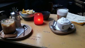Ice coffee, nachos, latte and a cappuccino with whipped cream at Billy Bonka in Ghent