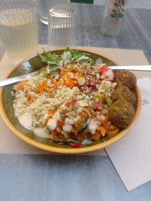 Buddha bowl et falafels at Kaki by omc in Clermont-ferrand