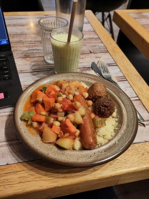 Plat du jour and a banana smoothie at Kaki by omc in Clermont-ferrand