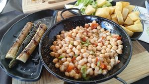 Plato combinado de garbanzos versión verano at La Costa del Adobe in El Burgo Ranero