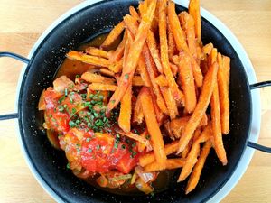 Pan with mediterranean vegetables and sweet potato fries at Hotte Hü in Dusseldorf