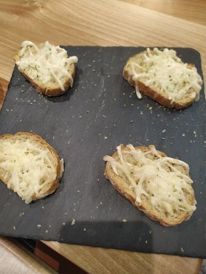 Pão de alho com queijo Vegan at Il Fiume in Braga