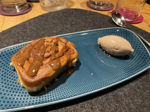 Warme Zimtschnecke mit Pekannuss Eis   at aufatmen in Leutasch