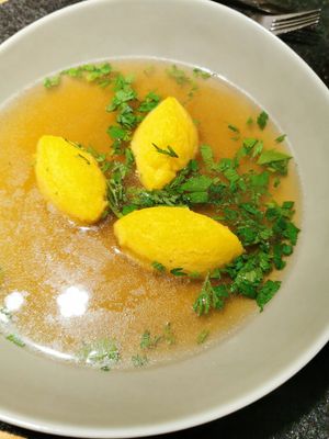 Polenta Nockerl mit Rauchwurzelbrühe at aufatmen in Leutasch