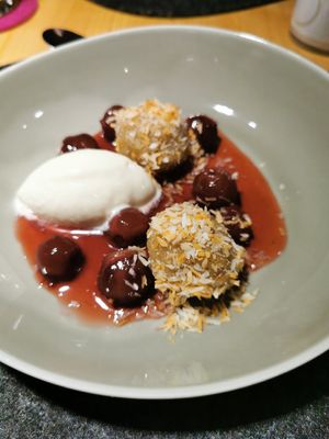 Grießknödel mit marininierten Kirschen und Joghurt-Eis at aufatmen in Leutasch