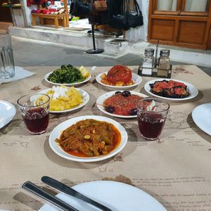 6 Vegan plates, half liter of wine for €15 at Nyn & Aei in Crete
