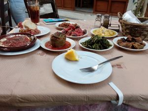 Feta (vegi) + gefüllte Paprika, Lentils, Fava, grüne Bohnen, Aubergine-Zucchini-Gemüse, Dakos at Nyn & Aei in Crete