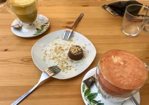 Dessert, Golden & Pink Latte at Donna Vegana in Mallorca