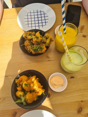 The starters; Coliflower and brocoli tempura. (Plus our drinks) at Donna Vegana in Mallorca