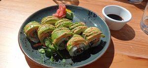 Sushi de aguacate, mango y no-queso feta at Donna Vegana in Mallorca