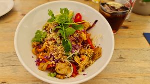 Pad Thai with Con Pollo at Donna Vegana in Mallorca