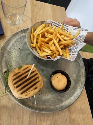 Burger mit Pommes, etwas klein, aber mega lecker  at Donna Vegana in Mallorca