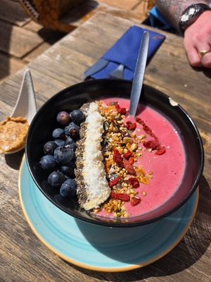 Strawberry smoothie bowl at Donna Vegana in Mallorca