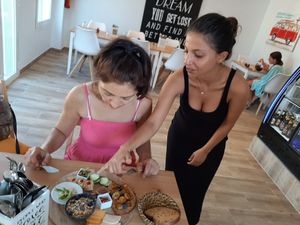 Donna explaining her Brunch plate at Donna Vegana in Mallorca