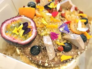 Did someone say raw vegan birthday cake?? Yes!! And it’s gluten free to ❤️ at Donna Vegana in Mallorca