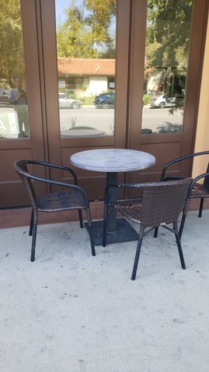 Sit outside at Pressed Juicery in Calabasas