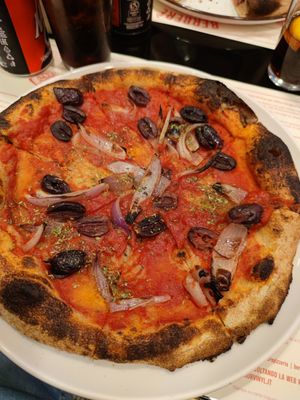 Pizza with olives and red onions at Berberè in Verona