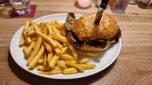 Veganer Burger mit Patty aus Erbsenprotein. at Mohren Wirtshaus in Ravensburg