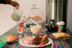 Desayunos riquísimos y nutritivos: Leche de coco y almendras, café de algarrobo, queques de zanahoria, calabaza, etc. Coconut and almond milk, carrot cake, carob coffee, etc. at El Puerto de la Salud in Lima