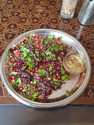 Veganes Frühstück: Kräuter-Linsensalat auf Linsenpfannkuchen at Das Maria in Munich