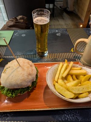 Fliegender holländer mit Sauerteig: 4/5
Pommes: 3/5 at Peter Pane - East Side Mall in Berlin