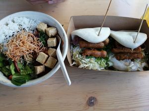 Steam buns and spicy curry at Silk Road - Food Stand in Oslo