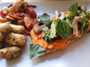 Red houmous toast (Vegan)
Houmous aux poivrons, pesto de persil, champignons de Paris sautés à l'ail at Cafe Aum in Issy-les-moulineaux