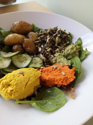 Veggie Summer Bowl (Vegan, Sans gluten)
Pommes de terre grenaille, mesclun, lentilles vertes aux courgettes et basilic, houmous aux poivrons, concombres à l'huile d'olive et pesto at Cafe Aum in Issy-les-moulineaux