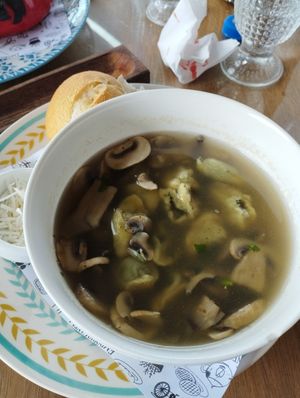 Sopa de capeletti. Recomendo comer os cogumelos no pão com azeite de oliva. Dumpling soup, I recommend eating the mushrooms with the bread and olive oil at Emporio Canela in Canela