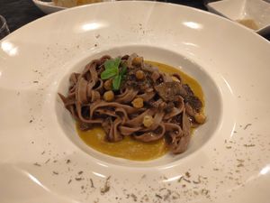 Tagliatelle al cacao con crema di ceci e funghi at Hortus in Cusano Milanino