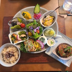 私の一番大好きなヴィーガンカフェです。
兎に角、彩りがとても綺麗で一品一品
五味、辛味を楽しめるので、目もお腹も心も満たされます。 at Vege Vege Kitchen in Hakodate