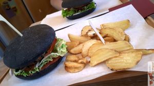 ACtivated carbon bread at Gourmet Burger in Paris