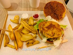 spicy burger, steak pois chiche, trop bon!!! at Gourmet Burger in Paris