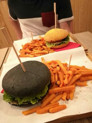 Gourmet burger et spicy burger avec frites de patates douces at Gourmet Burger in Paris