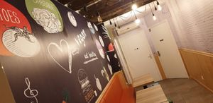 Narrow seating area at Gourmet Burger in Paris