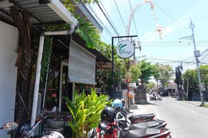 Outside view of sign and restaurant entrance. at Go Vegan Bali in Tibubeneng