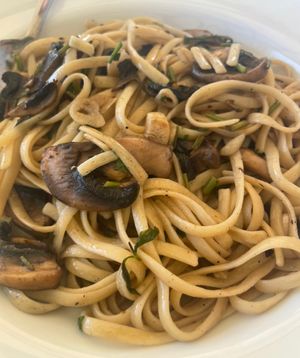 Spaghetti with mushroom, pepper (?), parsley in white wine sauce   at da Veronica in Kefalonia