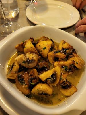Garlic mushrooms at da Veronica in Kefalonia