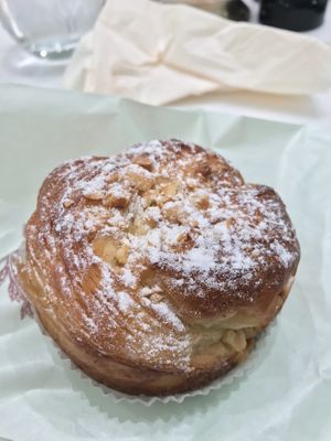 Hazelnut brunette at Ladurée in Beverly Hills