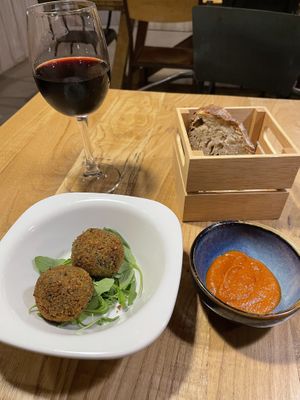Falafel de garbanzos y kale con salsa alternativa - del menú del día- primer plato (first course) at Te Quiero Verde in Barcelona