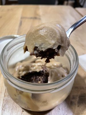 Toffee salado de coco con crumble de cacao - riquísimo - del menú del día también  at Te Quiero Verde in Barcelona