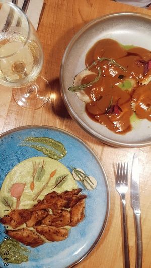 Heura (plato NO VEGANO) y raviolis con trompetas de la muerte at Te Quiero Verde in Barcelona