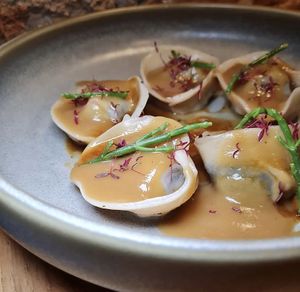 Raviolis con trompetas de la muerte y tofu con crema de cebolla.  at Te Quiero Verde in Barcelona