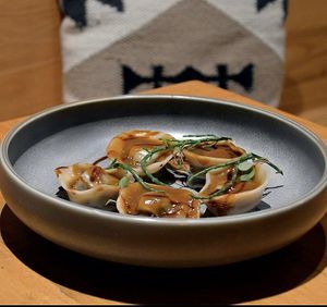 Raviolis con trompetas de la muerte y tofu con crema de cebolla.  at Te Quiero Verde in Barcelona