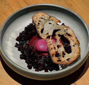 Tartar de remolacha, fresas 🍓 y ciruelas fermentadas  at Te Quiero Verde in Barcelona